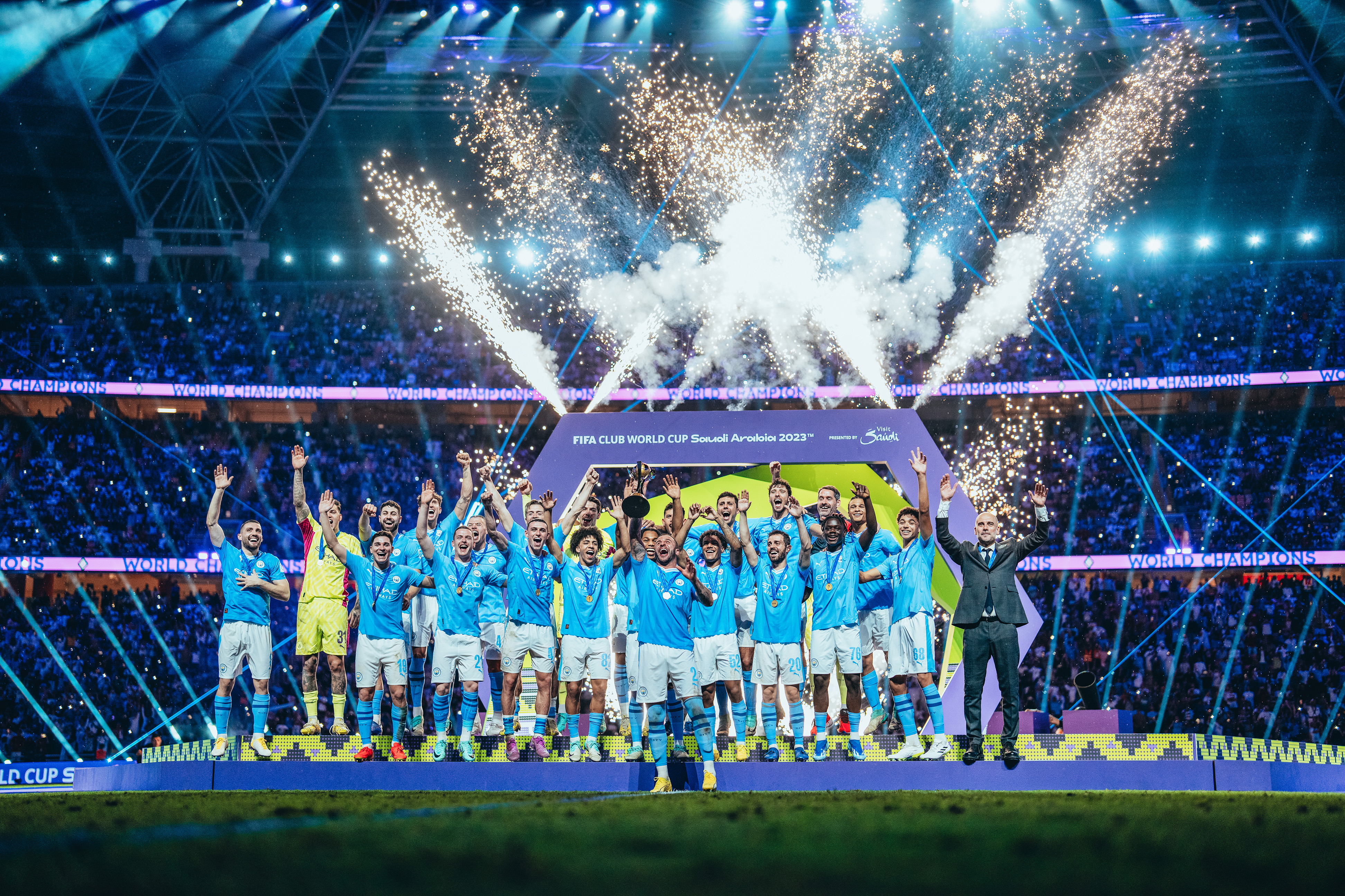 01. Manchester City World Champions.jpg